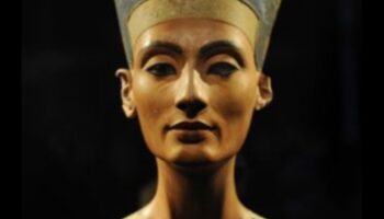 تراث نفرتيتي: تمثيلات فنية لملكة مبدعة