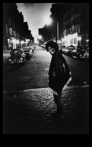 Nighttime Noir: الغموض والظلال في التصوير الحضري