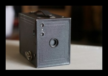 تسرد الكاميرا تطور معدات التصوير الفوتوغرافي الأساسية بدءًا من Box Brownie وحتى iPhone 13 Pro Max 4 سجلات الكاميرا: تطور معدات التصوير الفوتوغرافي الأساسية