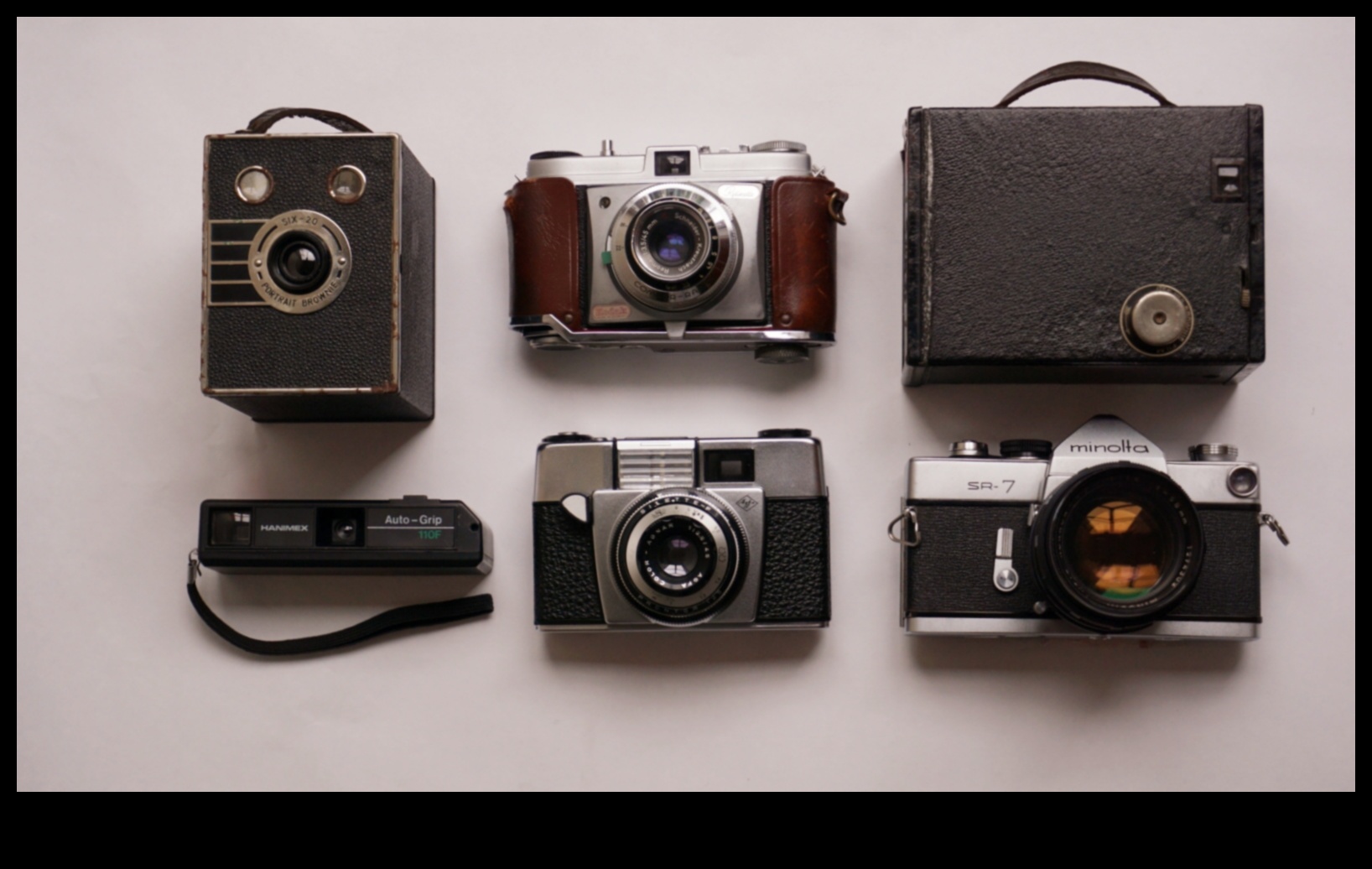 تسرد الكاميرا تطور معدات التصوير الفوتوغرافي الأساسية بدءًا من Box Brownie وحتى iPhone 13 Pro Max 3 سجلات الكاميرا: تطور معدات التصوير الفوتوغرافي الأساسية