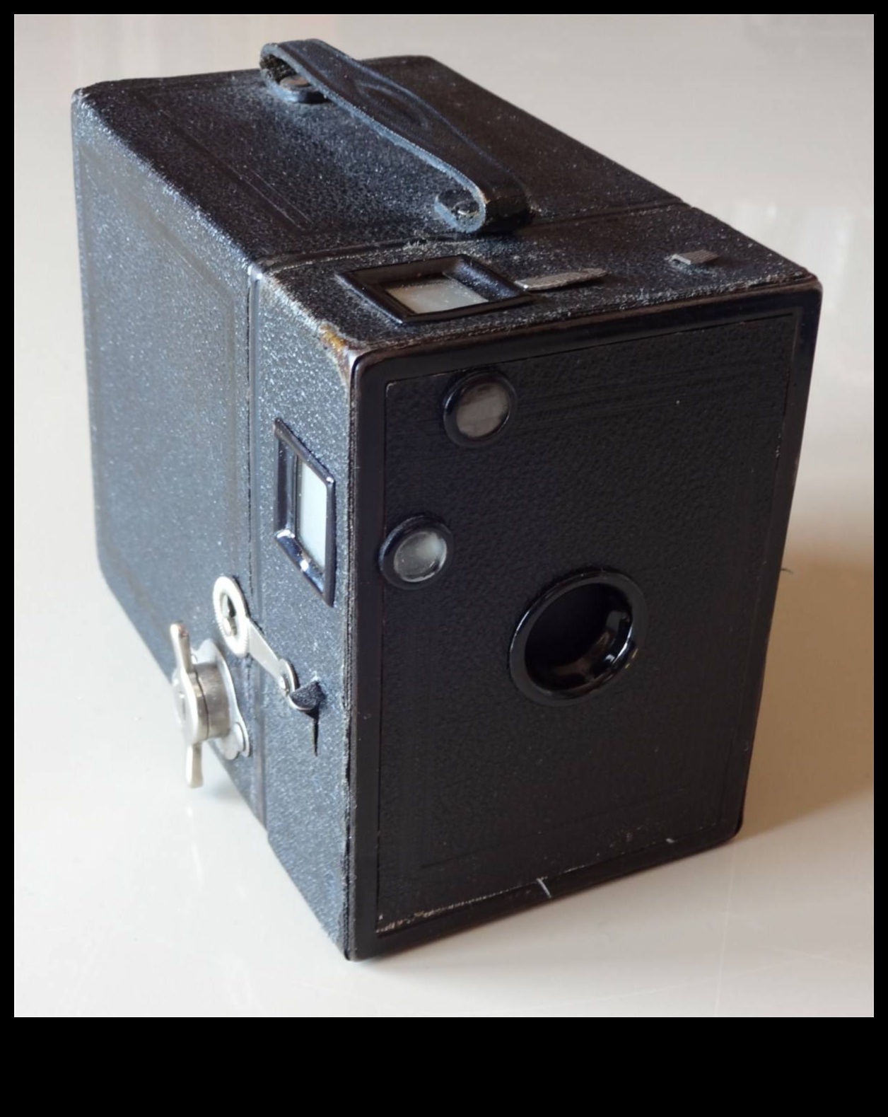 الكاميرا تؤرخ تطور معدات التصوير الفوتوغرافي الأساسية من Box Brownie إلى iPhone 13 Pro Max 2 سجلات الكاميرا: تطور معدات التصوير الفوتوغرافي الأساسية