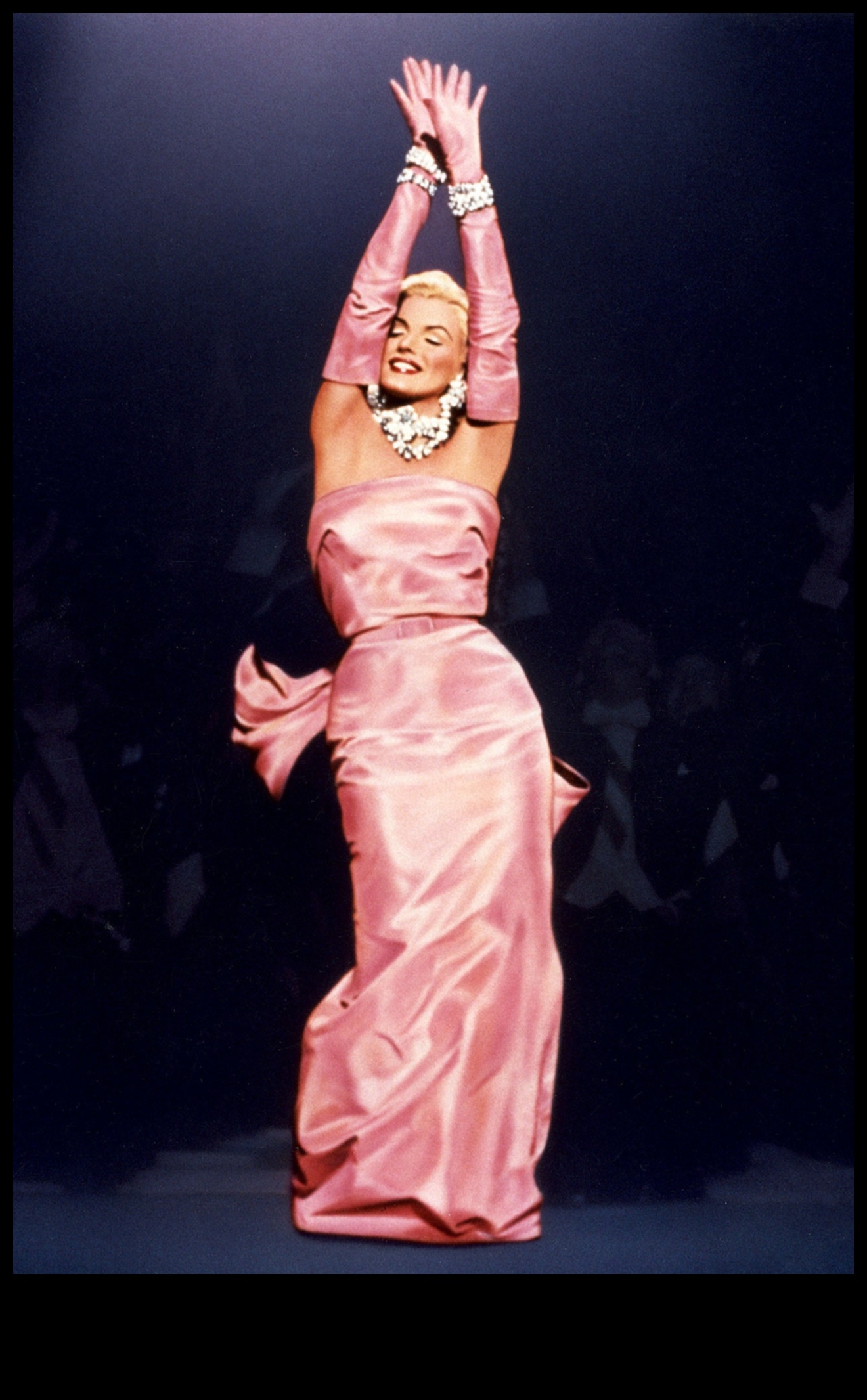 رؤى فوغ: نظرة خالدة على صور الموضة الأكثر شهرة 2 رؤى فوغ: صور رائدة في عدسة الموضة الخالدة الجذابة