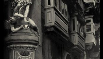 مدينة الظلال: عجائب معمارية في إطارات آسرة